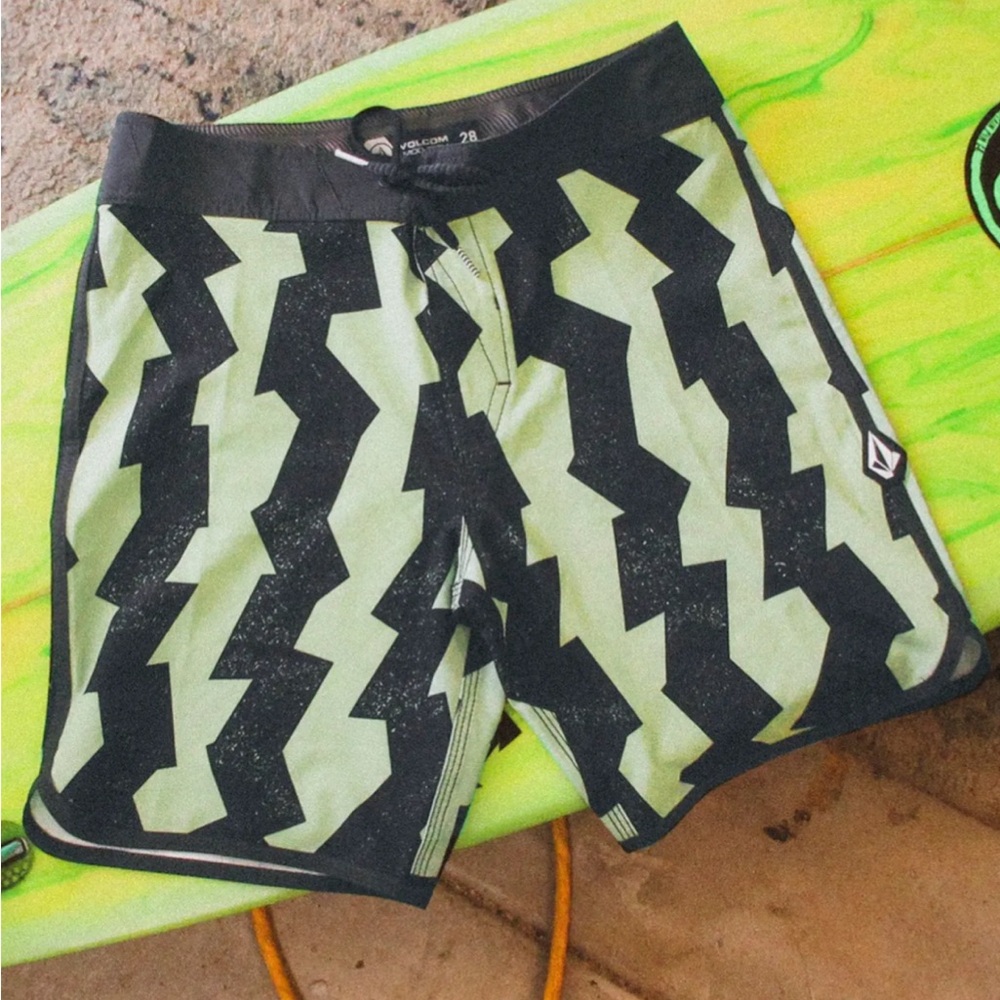 Volcom Boys Wanderer Scallop boardshorts Size 27 / 14